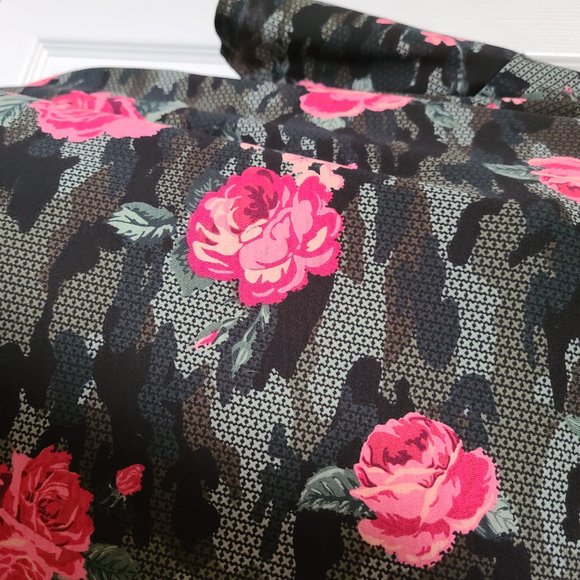 Lularoe Camo & Floral Top Sz M - Picture 2 of 3